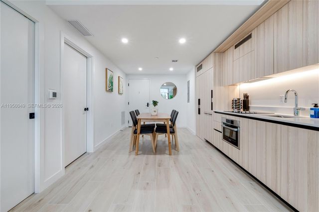 225 N Miami Ave 1707, Miami, FL 33128