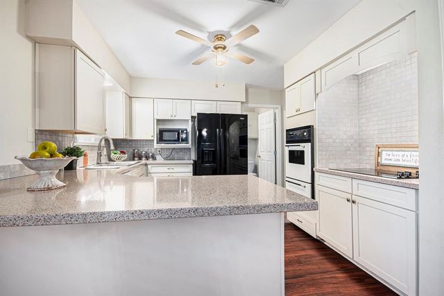 902 Clover Ridge Avenue, Friendswood, TX 77546