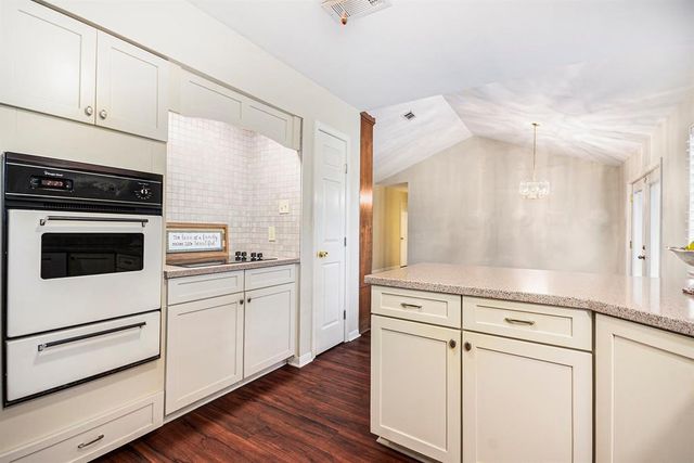 902 Clover Ridge Avenue, Friendswood, TX 77546