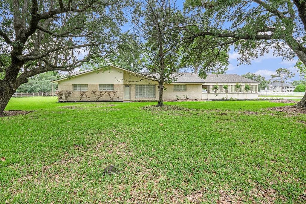 902 Clover Ridge Avenue, Friendswood, TX 77546