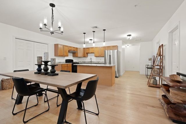 200 Rogers St 6, Lowell, MA 01852