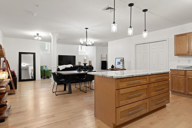 200 Rogers St 6, Lowell, MA 01852