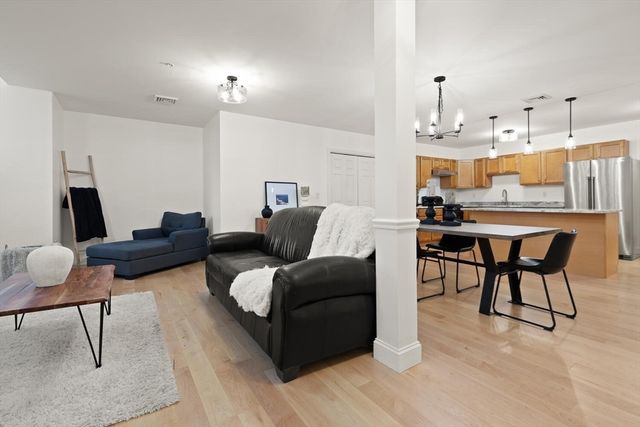 200 Rogers St 6, Lowell, MA 01852