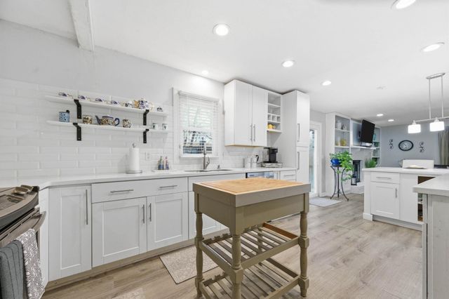 4004 CLARENDON ST, Bel Aire, KS 67220