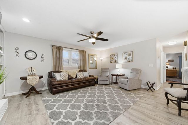 4004 CLARENDON ST, Bel Aire, KS 67220