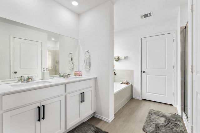 211 Camargue DR, Hutto, TX 78634