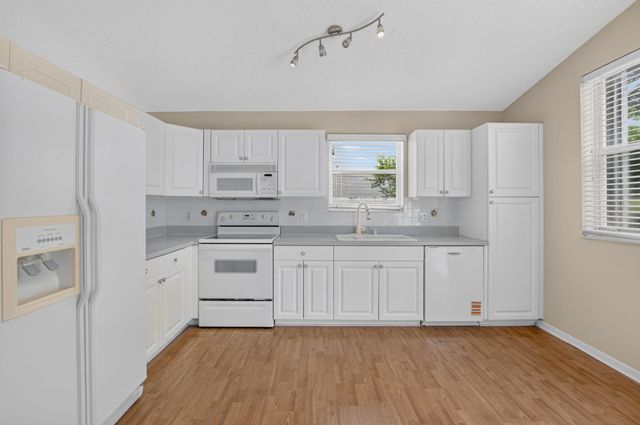 7666 Rockport Circle, Lake Worth, FL 33467