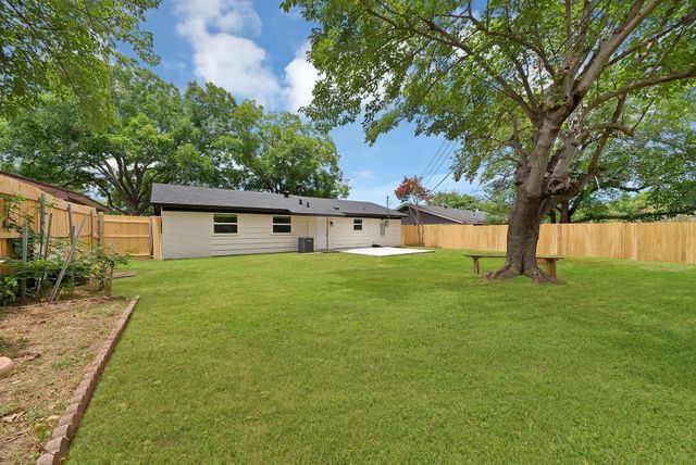 807 Hillcrest Drive, Arlington, TX 76010