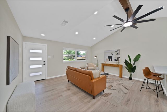 807 Hillcrest Drive, Arlington, TX 76010