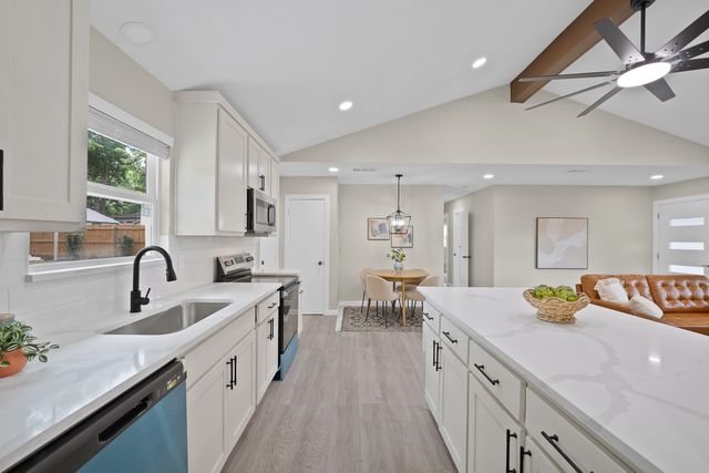 807 Hillcrest Drive, Arlington, TX 76010