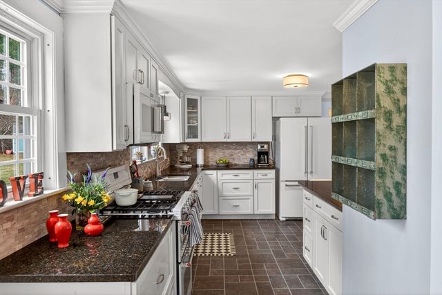 32 Crescent St, Plympton, MA 02367