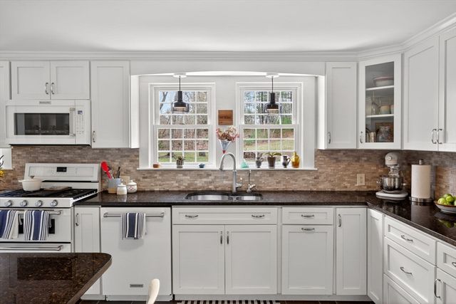 32 Crescent St, Plympton, MA 02367