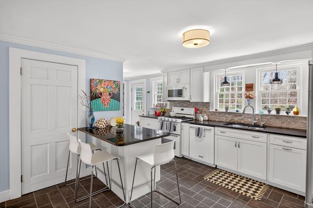 32 Crescent St, Plympton, MA 02367