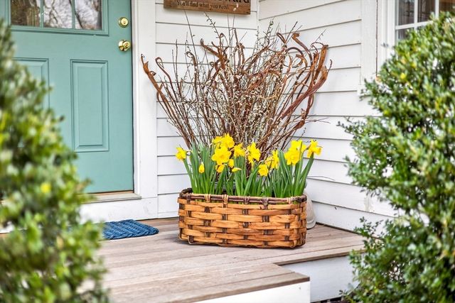 32 Crescent St, Plympton, MA 02367