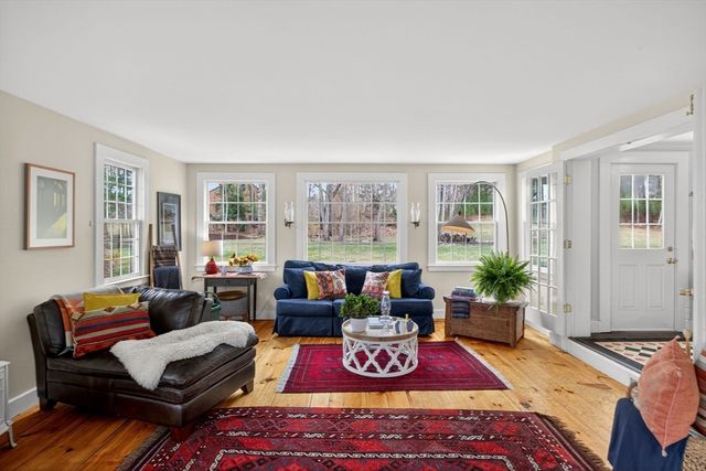 32 Crescent St, Plympton, MA 02367