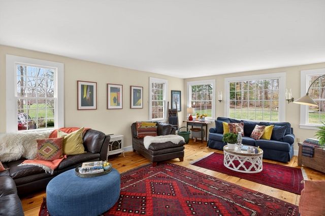 32 Crescent St, Plympton, MA 02367