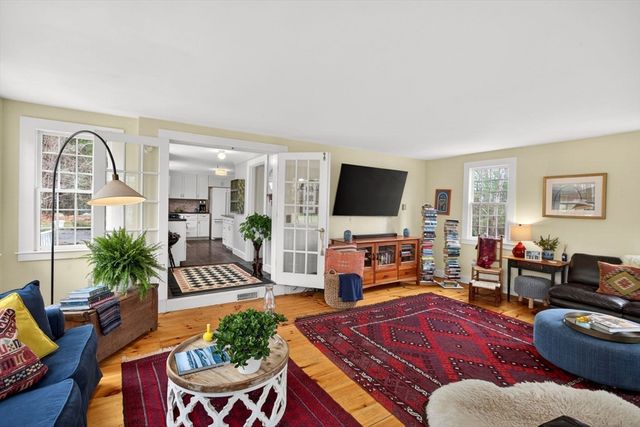 32 Crescent St, Plympton, MA 02367