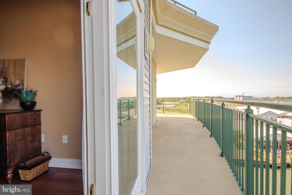 Image 18 of property listing at 1 DOCK ST #402, Crisfield, MD 21817