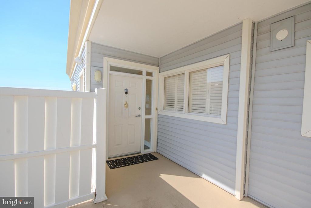 Image 4 of property listing at 1 DOCK ST #402, Crisfield, MD 21817