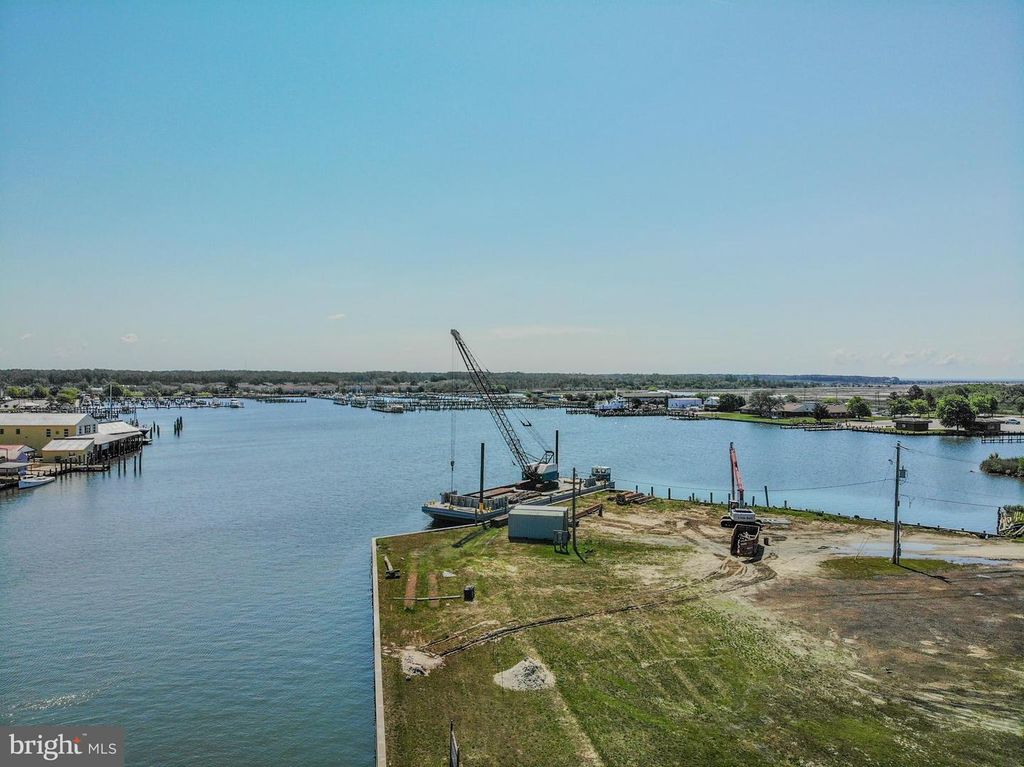 Image 44 of property listing at 1 DOCK ST #402, Crisfield, MD 21817