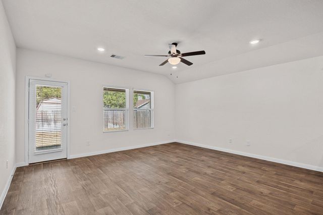 1331 Camden LN, Lockhart, TX 78644