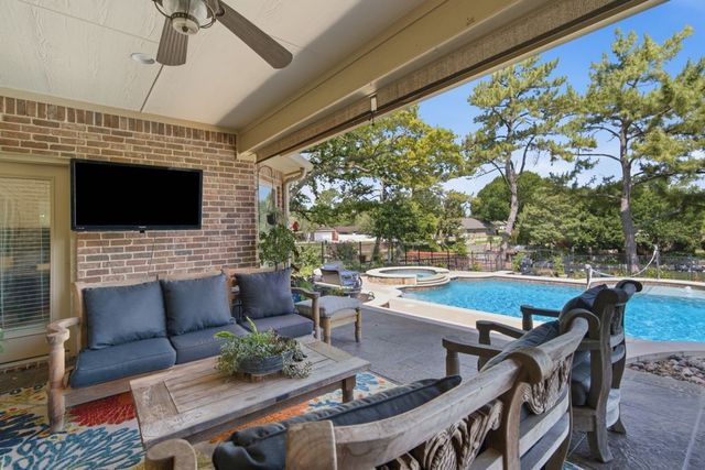 325 Driftwood Court, Azle, TX 76020