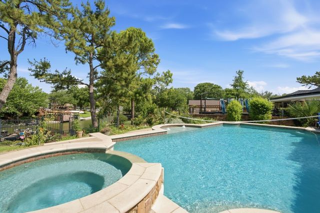 325 Driftwood Court, Azle, TX 76020