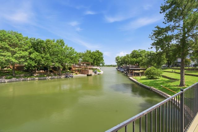 325 Driftwood Court, Azle, TX 76020
