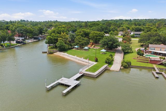 325 Driftwood Court, Azle, TX 76020