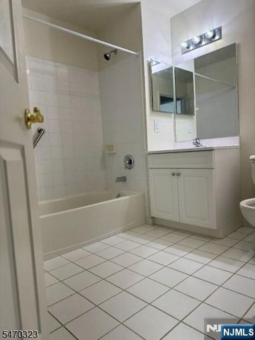 121 Courter Road 062, Franklin Lakes, NJ 07417
