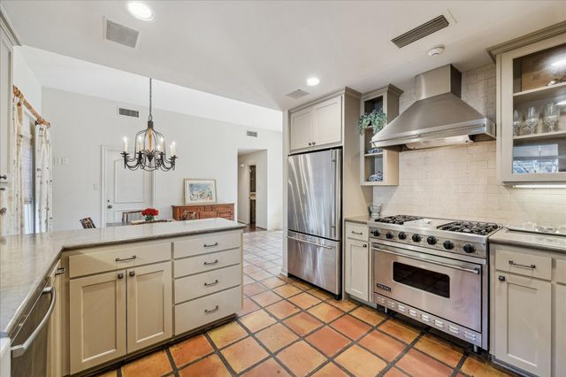 230 Gessner Road, Houston, TX 77024