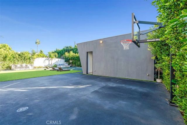 13016 Chandler, Sherman Oaks, CA 91401