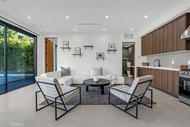 13016 Chandler, Sherman Oaks, CA 91401