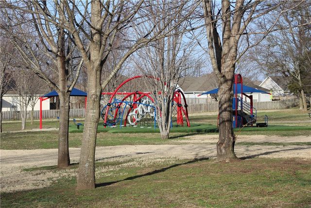 1449 S Holland Drive, Fayetteville, AR 72704