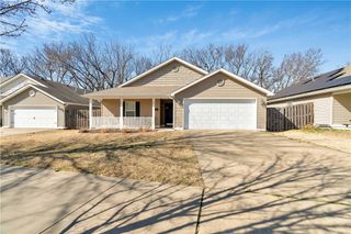 1449 S Holland Drive, Fayetteville, AR 72704