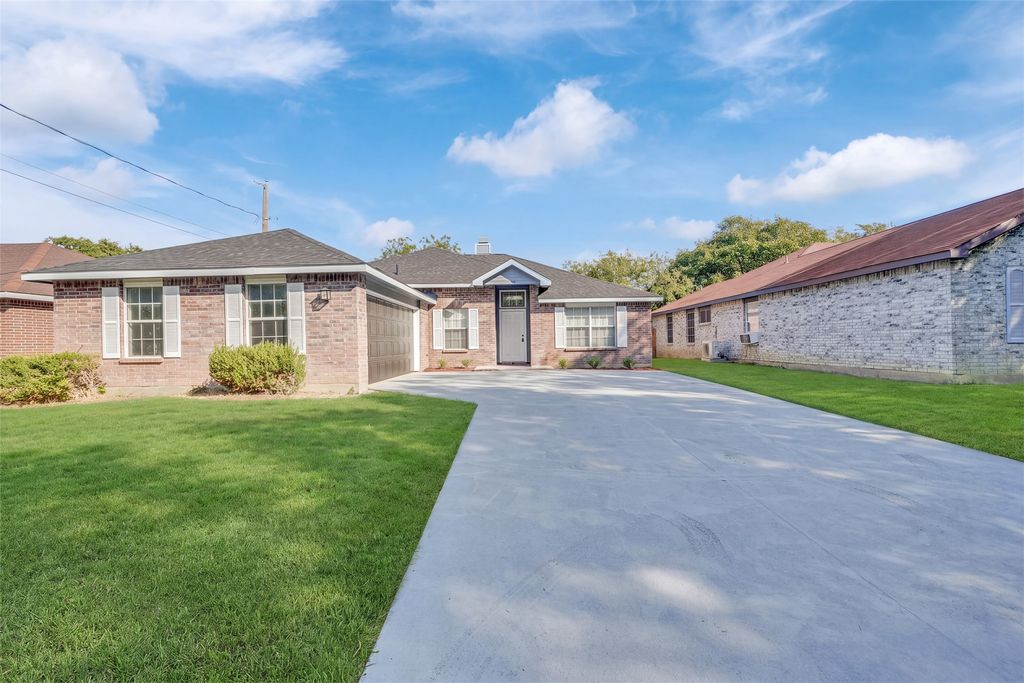 1117 Silver Spruce Drive, Arlington, TX 76001 — exterior