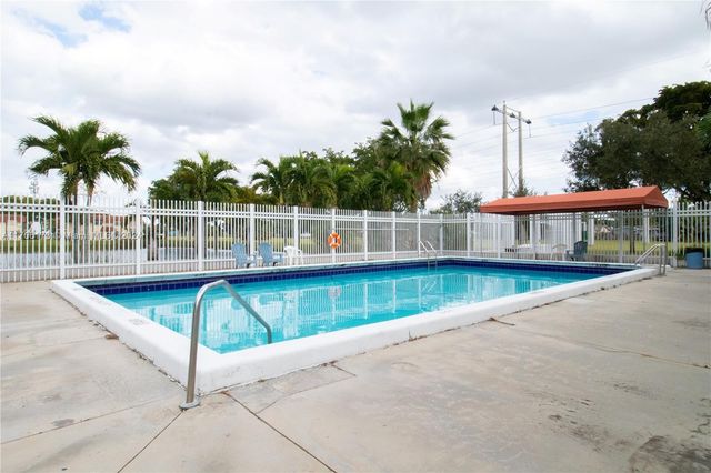 515 NW 100th Pl 203, Pembroke Pines, FL 33024