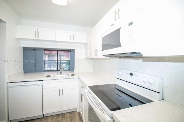 515 NW 100th Pl 203, Pembroke Pines, FL 33024