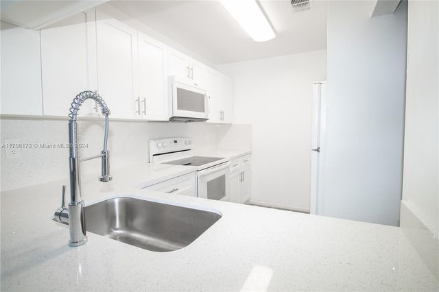 515 NW 100th Pl 203, Pembroke Pines, FL 33024