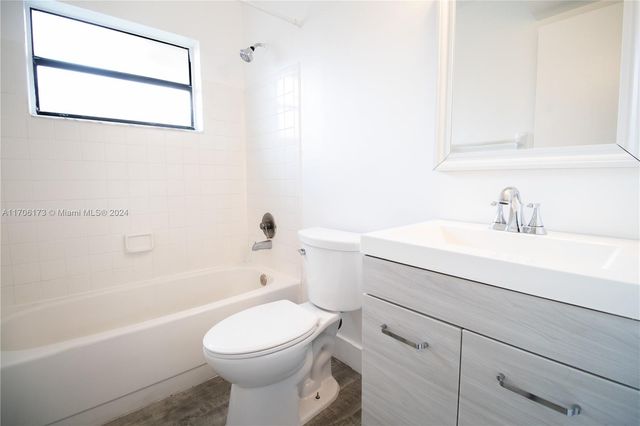 515 NW 100th Pl 203, Pembroke Pines, FL 33024
