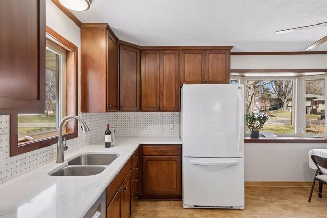 1988 Eldridge Avenue W, Roseville, MN 55113