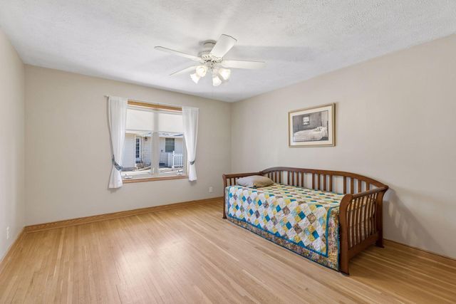 1988 Eldridge Avenue W, Roseville, MN 55113