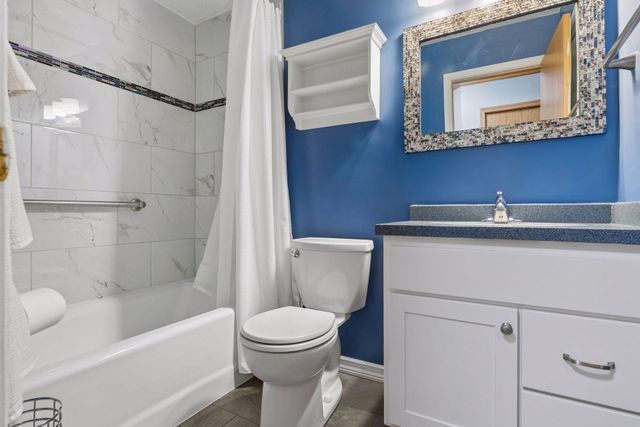 1988 Eldridge Avenue W, Roseville, MN 55113