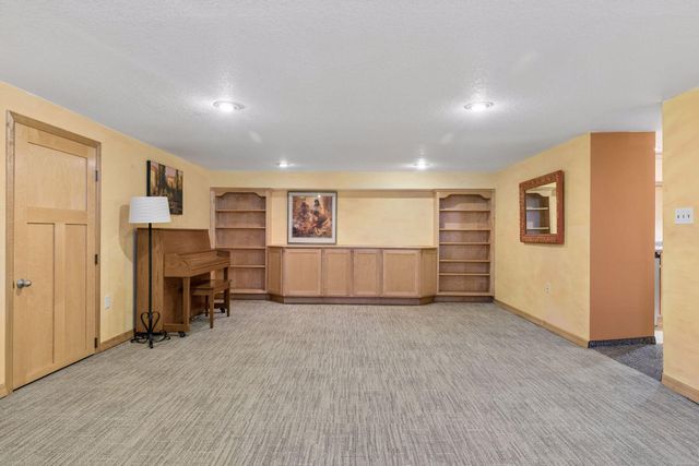 1988 Eldridge Avenue W, Roseville, MN 55113