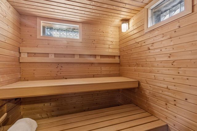 1988 Eldridge Avenue W, Roseville, MN 55113