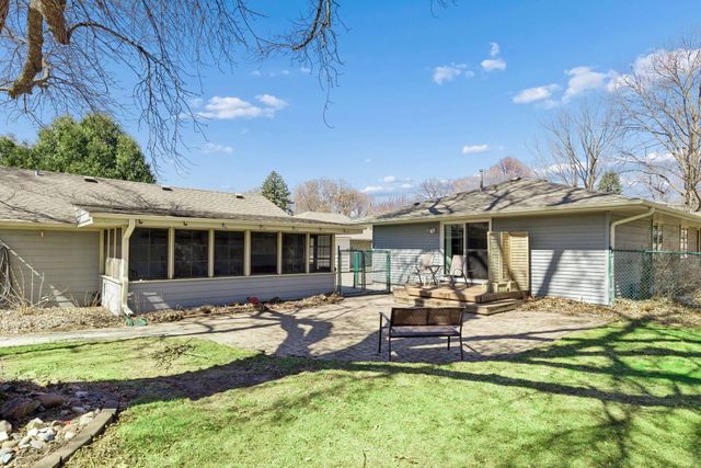 1988 Eldridge Avenue W, Roseville, MN 55113