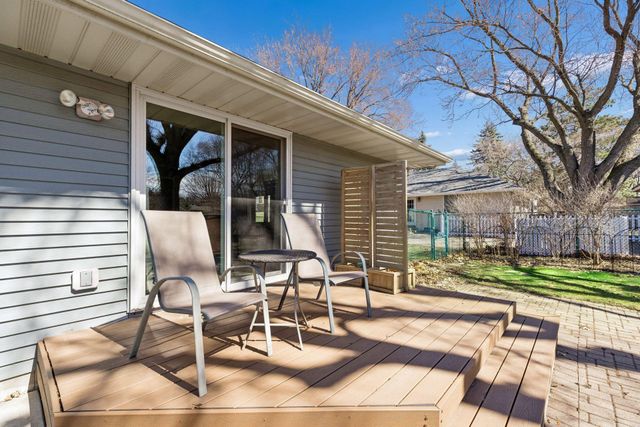 1988 Eldridge Avenue W, Roseville, MN 55113