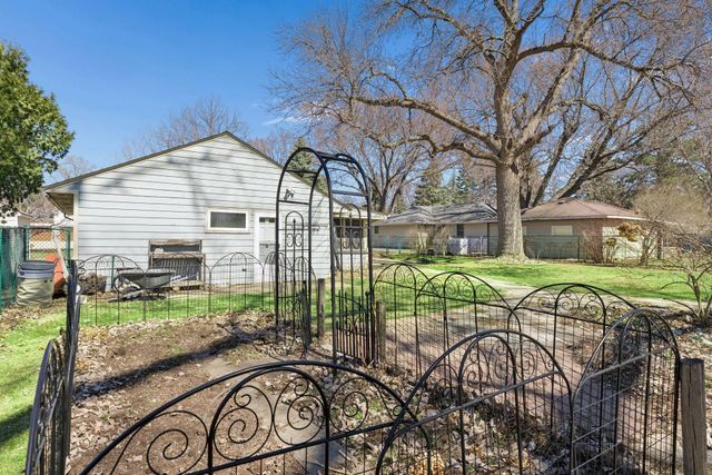 1988 Eldridge Avenue W, Roseville, MN 55113