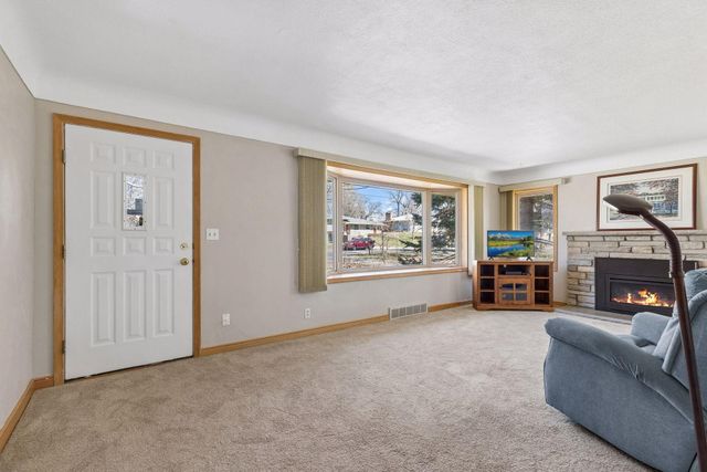 1988 Eldridge Avenue W, Roseville, MN 55113