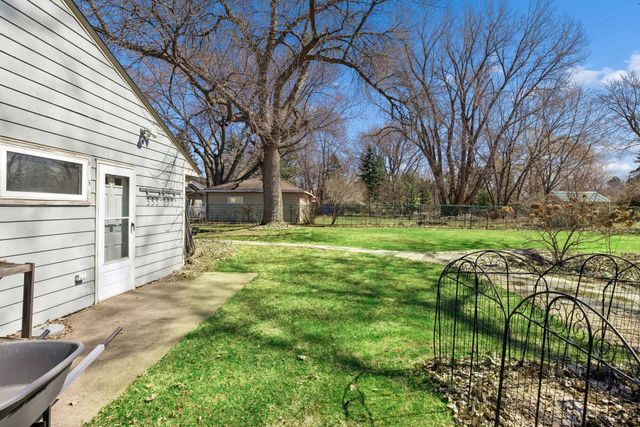 1988 Eldridge Avenue W, Roseville, MN 55113